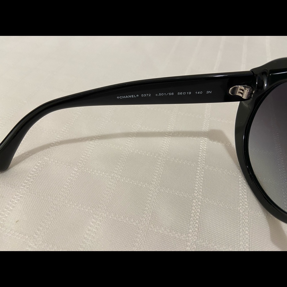 🖤$450. Chanel Classic Round Blk W/ silver CC logo - Picture 12 of 17